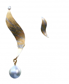 Asymmetrische Ohrringe aus Gelbgold mit Platin, Tahitiperlen und Brillanten